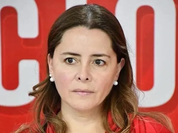 Señala Edna Martínez: Alfonso “anda haciendo campaña en EEUU”