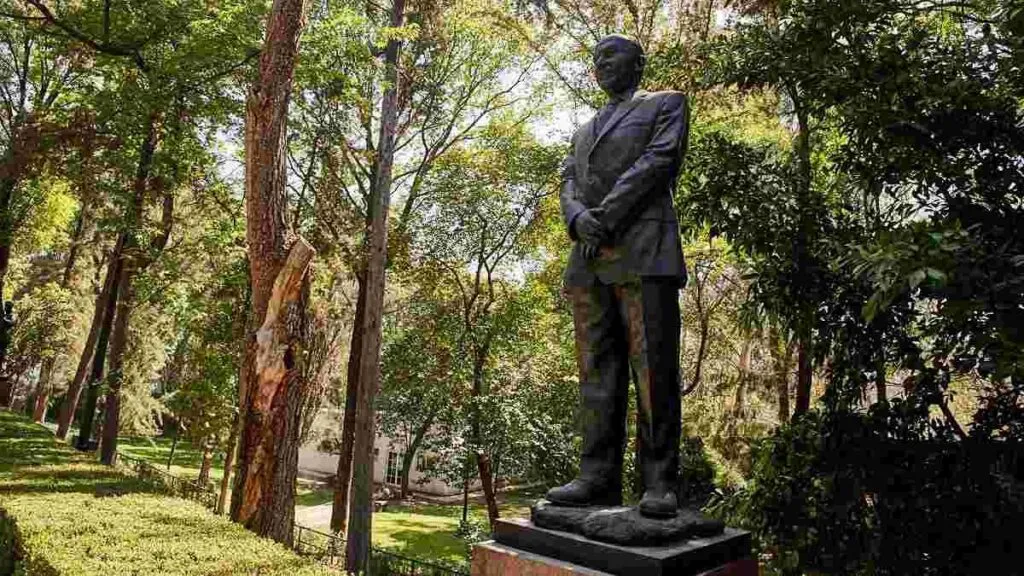Será restaurada la estatua de Felipe Calderón que fue derribada por un árbol