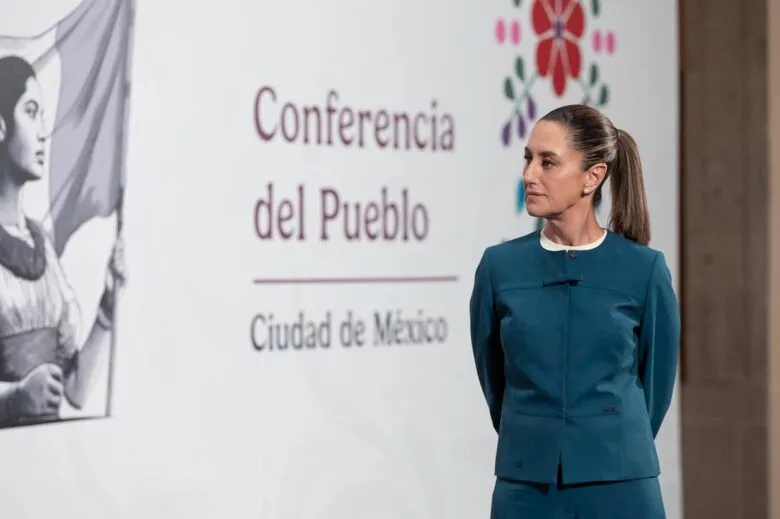 Servidores públicos deben ejercer poder con humildad y con principios, insiste Sheinbaum