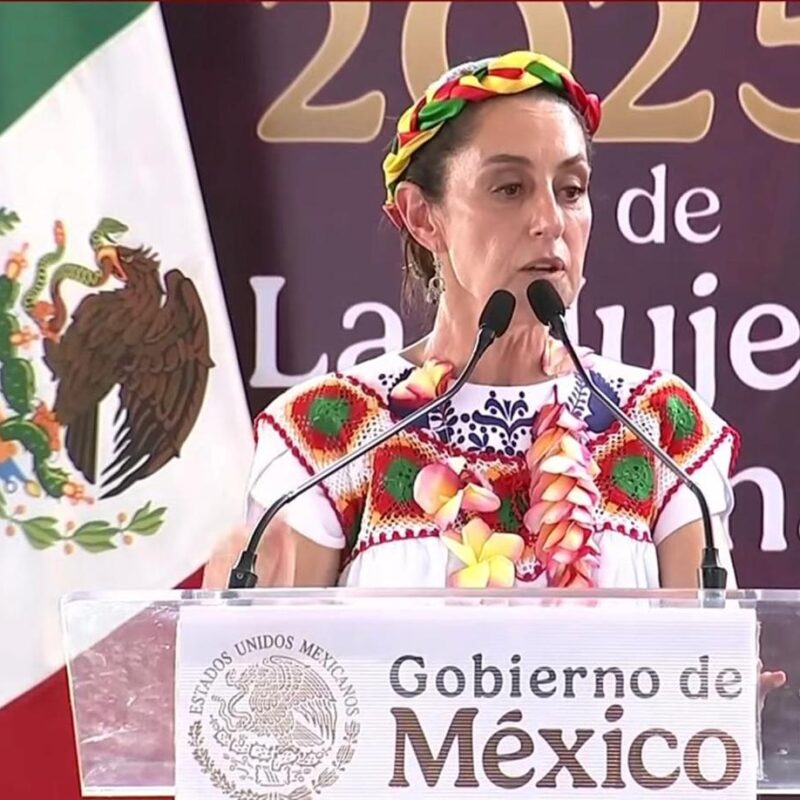 Sheinbaum recibe bastón de mando de pueblos indígenas en Veracruz