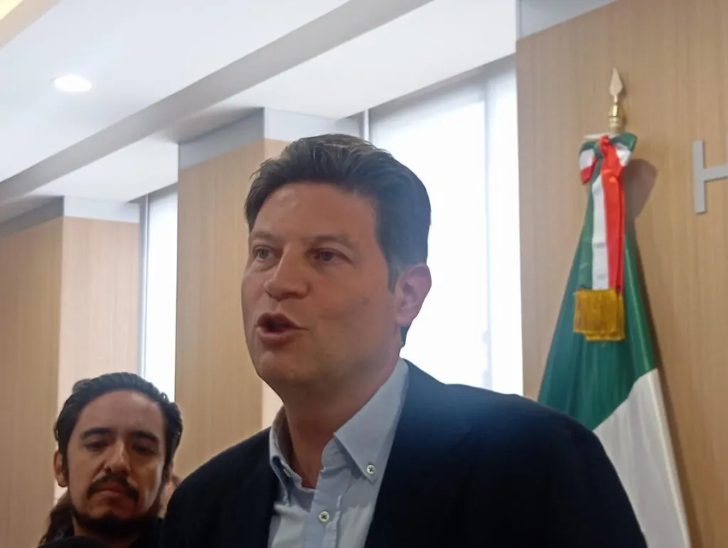 Sin tapujos, Alfonso felicita a Torres Piña como futuro titular de FGE Michoacán