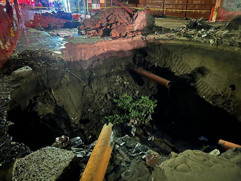 Sorprende socavón 'gigante' en Tlaquepaque, Jalisco