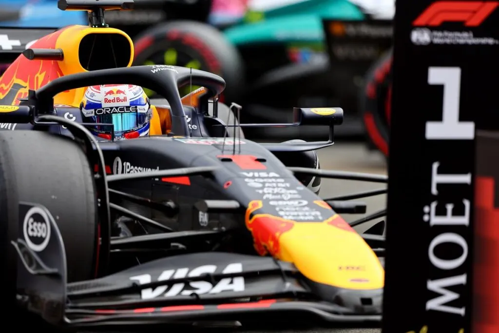 ‘Súper’ Max gana con jerarquía la pole para el Gran Premio de Gran Bretaña 2025