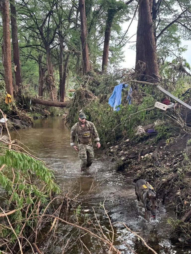 Suspenden búsqueda de víctimas en Texas tras inundaciones; prevén más lluvias-1
