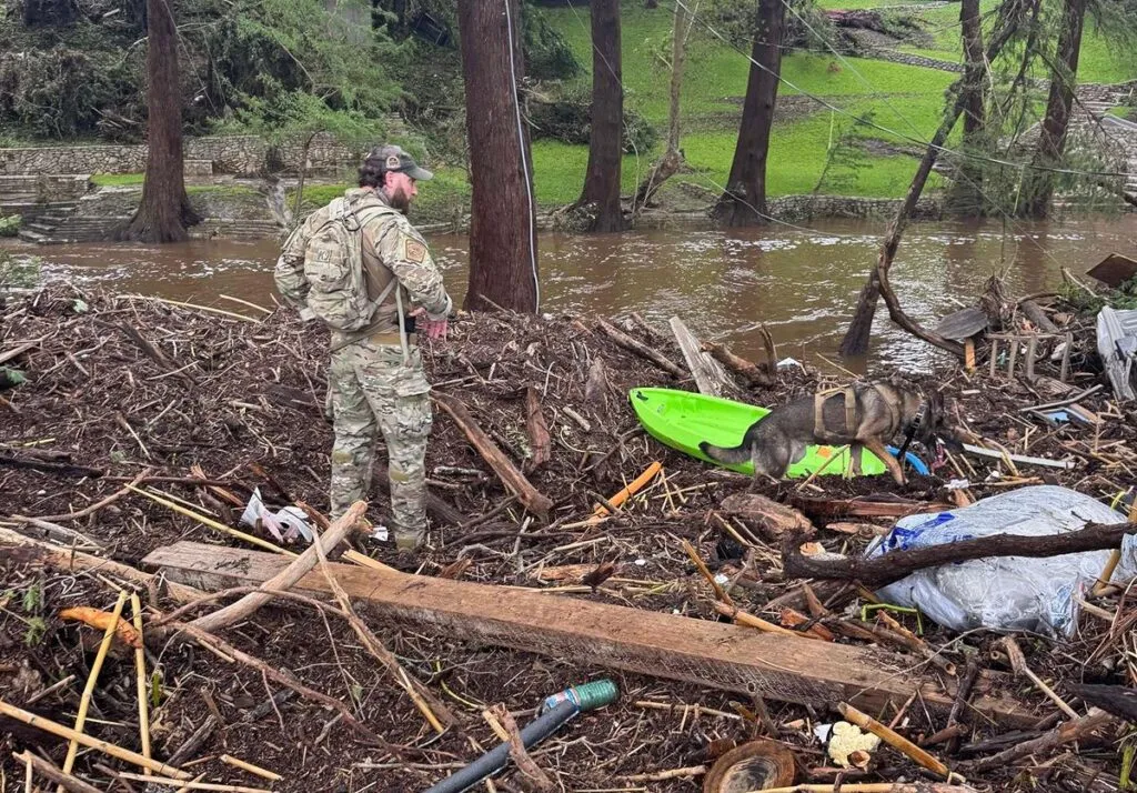 Suspenden búsqueda de víctimas en Texas tras inundaciones; prevén más lluvias