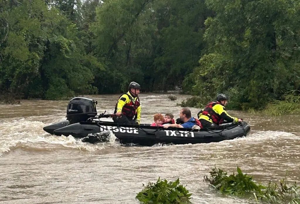 Suspenden búsqueda de víctimas en Texas tras inundaciones; prevén más lluvias-3
