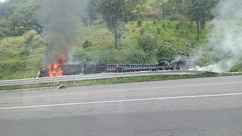 Tráiler sufre volcadura y se incendia en la Siglo XXI
