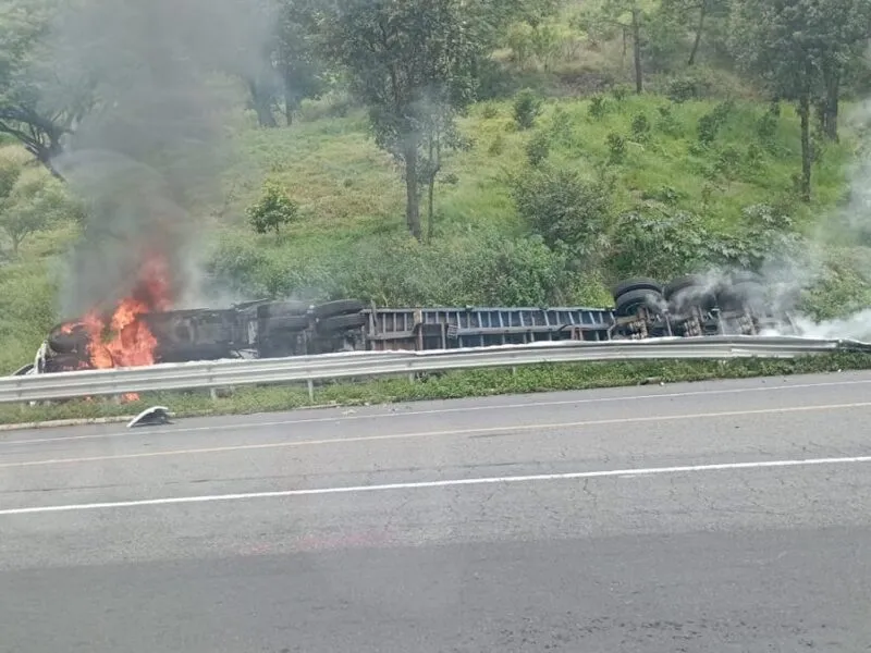 Tráiler sufre volcadura y se incendia en la Siglo XXI