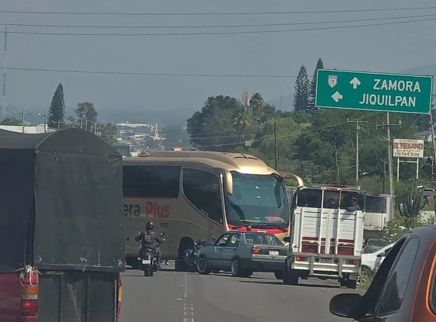 Transportistas de Zamora y Jacona inician paro laboral