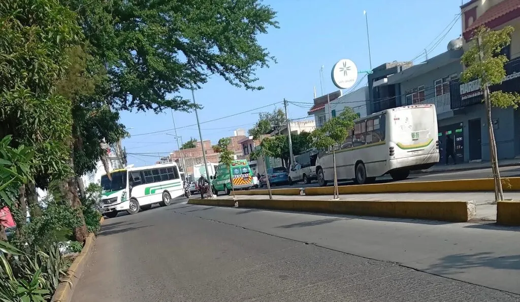 Transportistas de Zamora y Jacona paralizan la región con un paro laboral