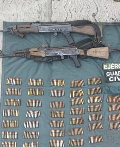 Tras agresión armada, SSP y Defensa aseguran a dos hombres y armamento en Apatzingán-2