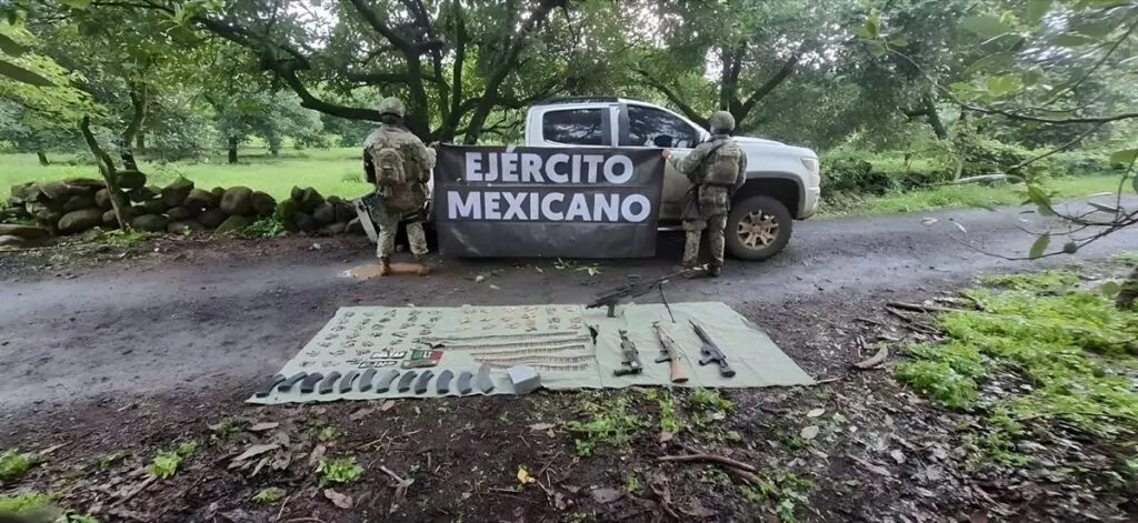 Tras enfrentamiento en Tingüindín, decomisa el Ejército Mexicano armamento y un vehículo-2