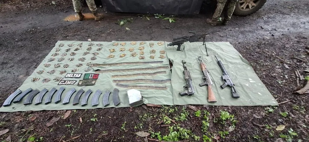 Tras enfrentamiento en Tingüindín, decomisa el Ejército Mexicano armamento y un vehículo-3