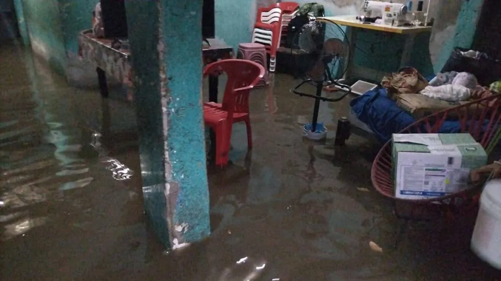 Tromba en Apatzingán deja inundaciones en hogares