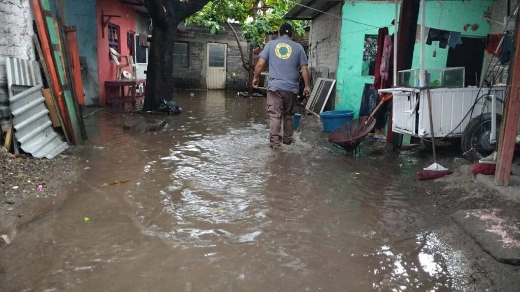 Tromba en Apatzingán deja inundaciones y encharcamientos en hogares