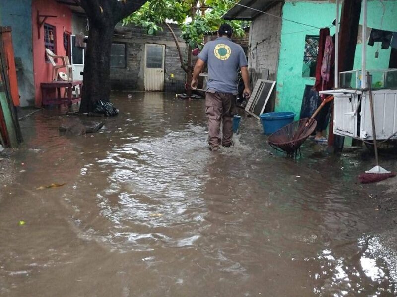 Tromba en Apatzingán deja inundaciones y encharcamientos en hogares