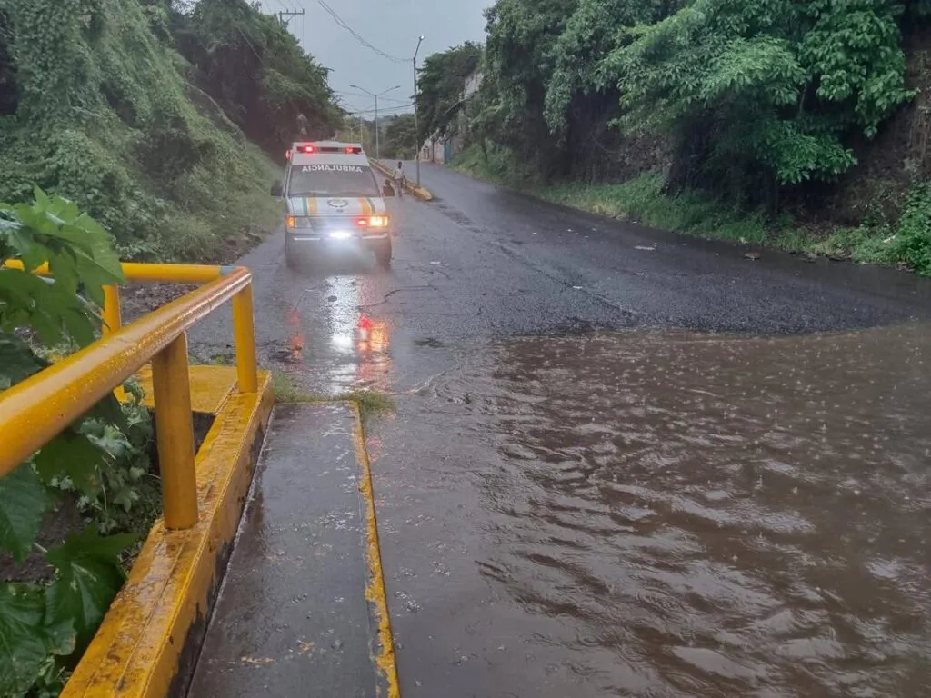 Tromba en Apatzingán deja inundaciones y encharcamientos en hogares y calles de tres colonias