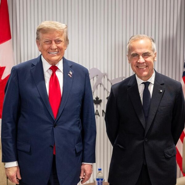 Trump advierte a Canadá con aranceles del 35% si no frena el tráfico de fentanilo en la frontera
