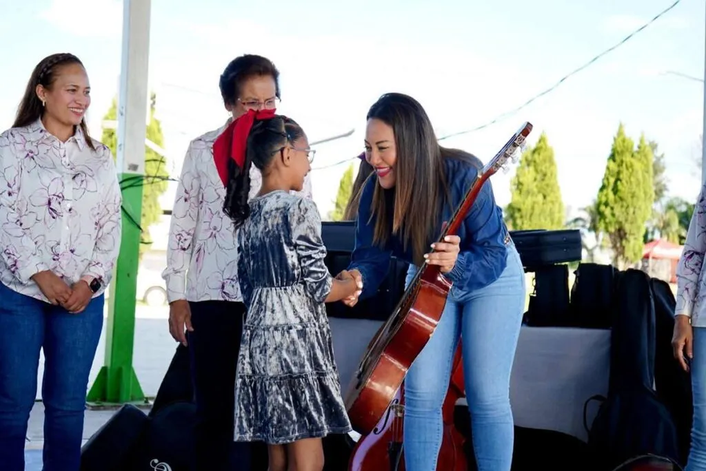 Zacapu impulsa el talento infantil con la entrega de instrumentos musicales -1