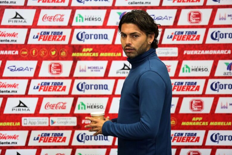 Carlos Adrián Morales, ídolo michoacano, debutó en 1998 con Monarcas Morelia y se consolidó como un histórico de la Liga MX con 27 liguillas, múltiples títulos y finales inolvidables