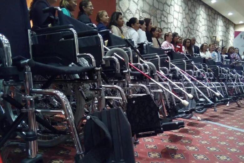El DIF Michoacán entregó más de 2 millones de pesos en apoyos como sillas de ruedas, lentes, bastones y aparatos auditivos a niños, jóvenes y adultos de 34 municipios del estado