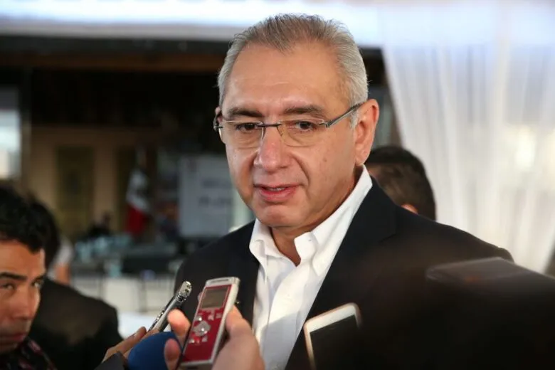 Cinco senadores del PAN, incluido Salvador Vega Casillas, enfrentan un proceso de expulsión tras apoyar a Ernesto Cordero para la Mesa Directiva del Senado, desafiando las órdenes de Ricardo Anaya: Los legisladores acusan de autoritaria e injusta la decisión