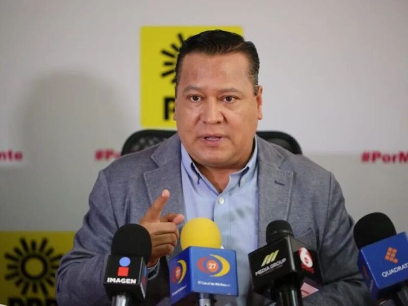 El dirigente del PRD en Michoacán, Martín García Avilés, arremetió contra Roberto Pantoja de Morena, acusándolo de corrupción y de faltar al respeto al Congreso local