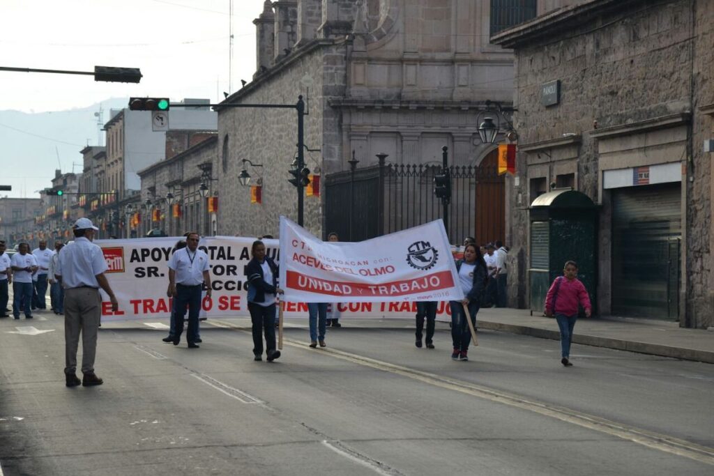 En Morelia, miles de trabajadores de sindicatos y organizaciones marcharon este 1 de mayo exigiendo respeto a los derechos laborales, estabilidad social, mejores condiciones y unión sindical frente a autoridades 1