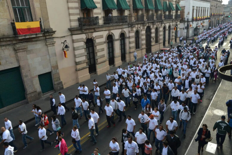 En Morelia, miles de trabajadores de sindicatos y organizaciones marcharon este 1 de mayo exigiendo respeto a los derechos laborales, estabilidad social, mejores condiciones y unión sindical frente a autoridades