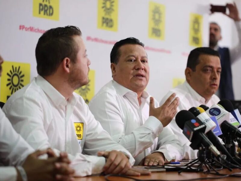 El dirigente estatal del PRD en Michoacán, Martín García Avilés, acusó a Víctor Báez de abandonar la candidatura en Pátzcuaro por intereses personales y aseguró que el Frente triunfará en el municipio
