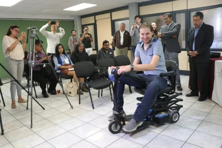 Un proyecto del Instituto Tecnológico de Morelia y la empresa MITADAM creó una silla de ruedas eléctrica que permite a pacientes con distrofia muscular Becker ponerse de pie y mejorar su movilidad