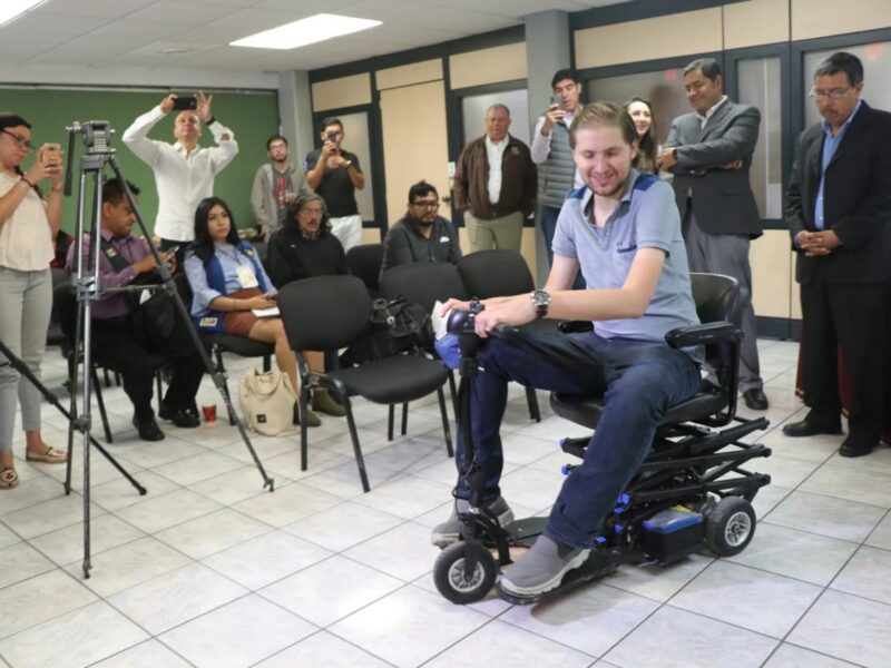 Un proyecto del Instituto Tecnológico de Morelia y la empresa MITADAM creó una silla de ruedas eléctrica que permite a pacientes con distrofia muscular Becker ponerse de pie y mejorar su movilidad