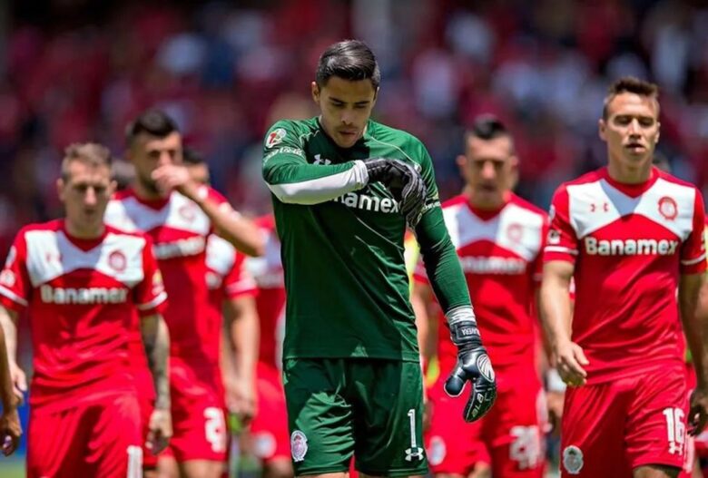 Toluca fue eliminado del Clausura 2016 tras perder con Cruz Azul y complicó su futuro en la Copa Libertadores con una goleada ante Sao Paulo