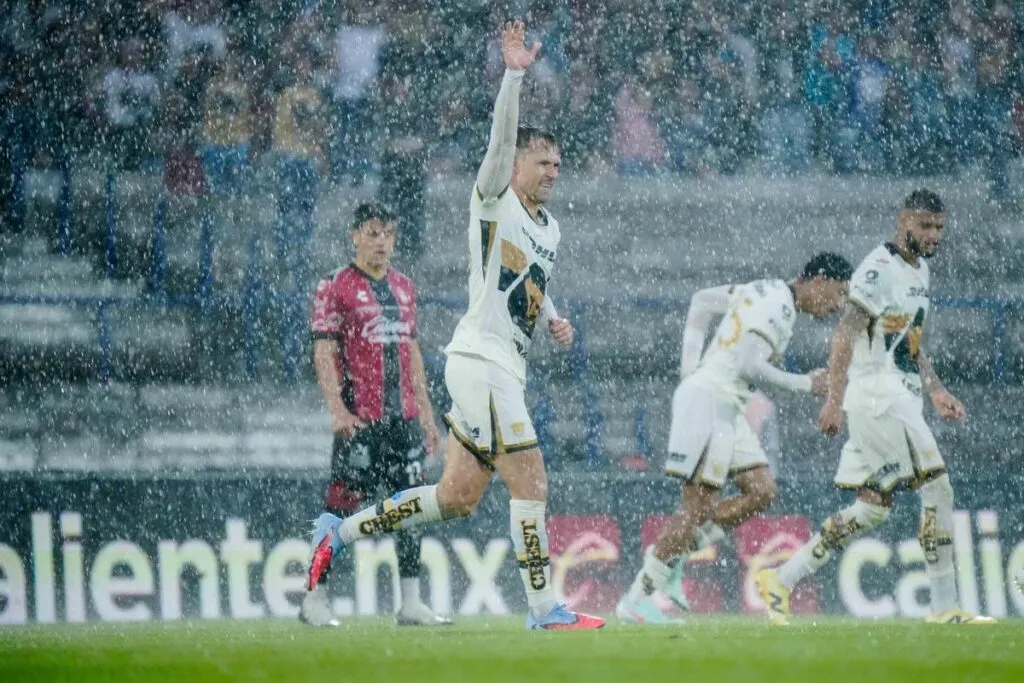 Aaron Ramsey sobre la hora y ante pertinaz agüacero le da triunfo a Pumas 1-0 sobre Atlas