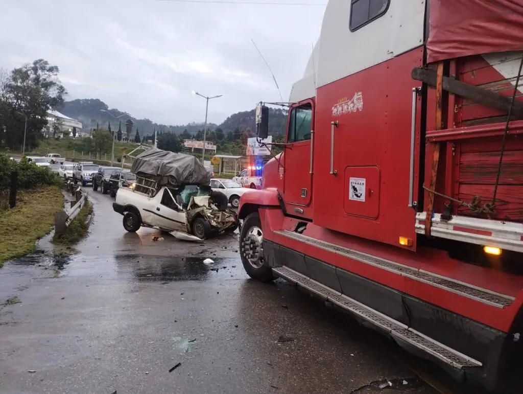accidente vehicular en la Zitácuaro-Morelia deja un hombre prensado