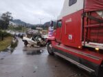 Hombre queda prensado tras choque frontal en la Zitácuaro-Morelia