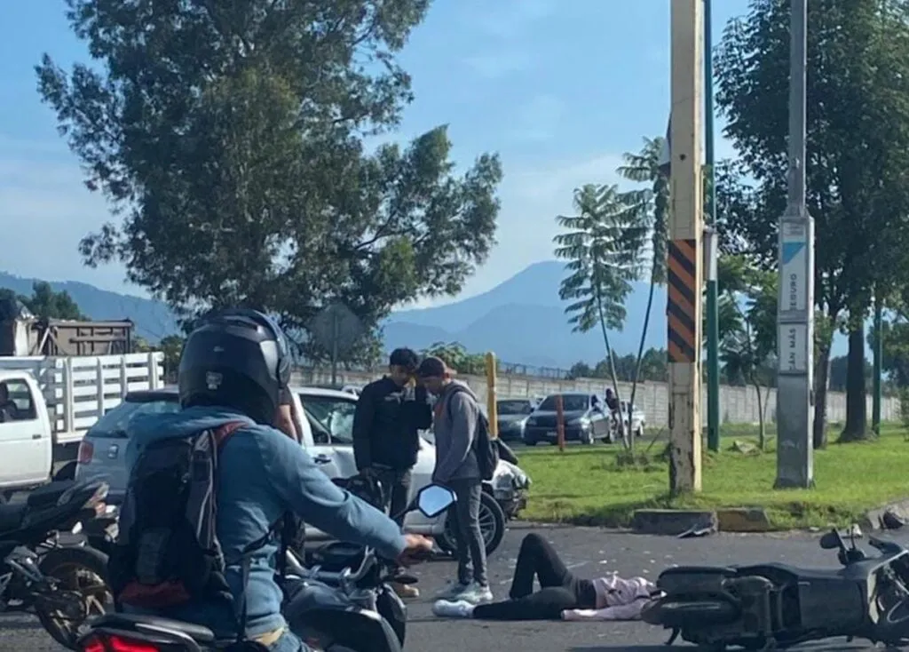 Accidente vehicular en Uruapan deja motociclista lesionada