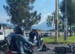 Mujer motociclista resulta con lesiones graves tras chocar contra vehículo en Uruapan