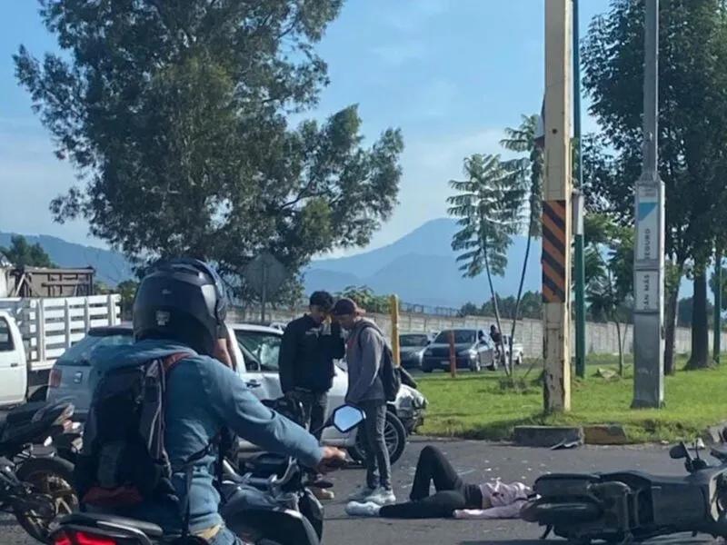 Accidente vehicular en Uruapan deja motociclista lesionada