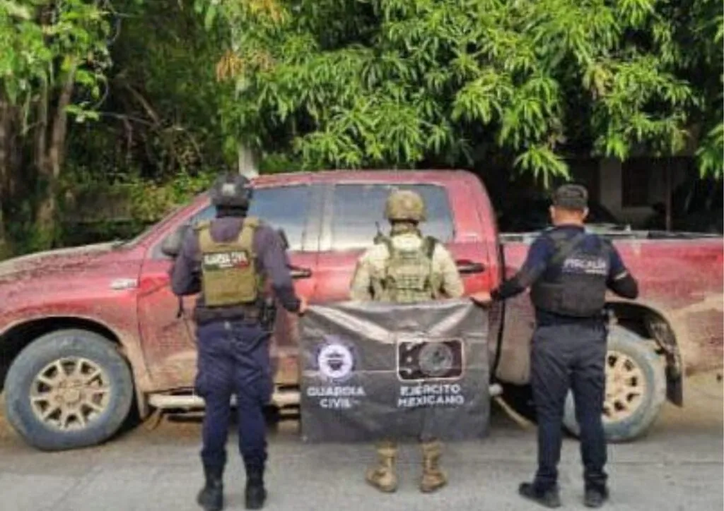 Agentes estatales y federales aseguran en Apatzingán camioneta robada con municiones y droga: SSP