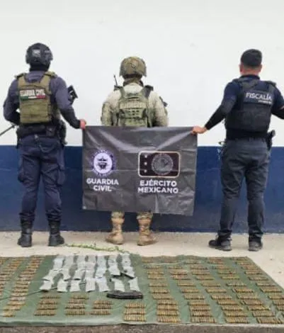 Agentes estatales y federales aseguran en Apatzingán camioneta robada con municiones y droga: SSP-3