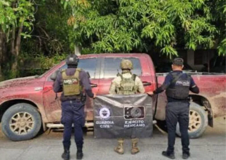Agentes estatales y federales aseguran en Apatzingán camioneta robada con municiones y droga: SSP