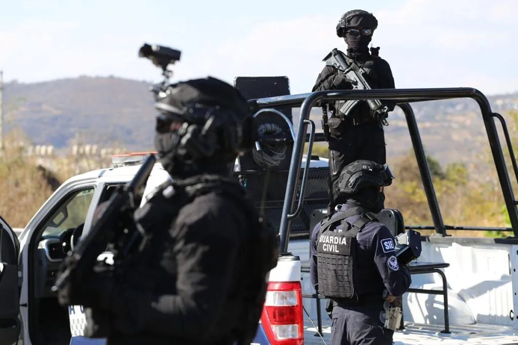 Agentes estatales y federales aseguran en Parácuaro armas, granadas y un vehículo