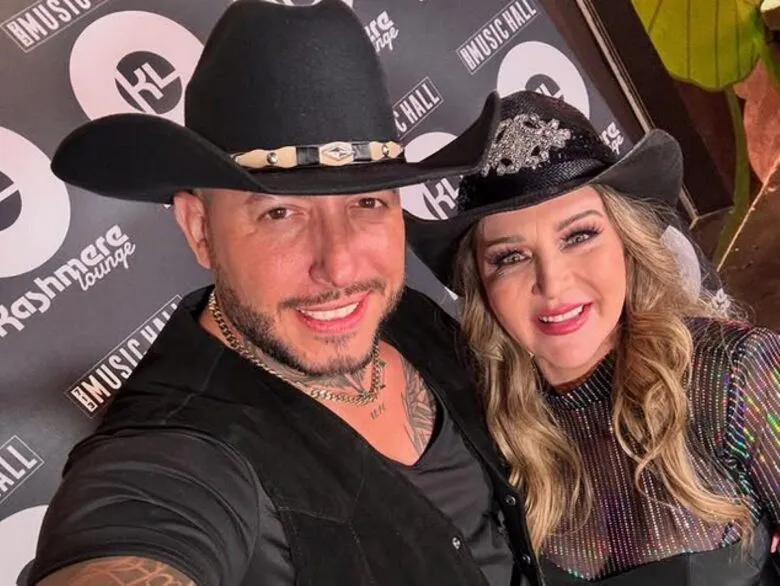 Alicia Villarreal desata rumores de romance con influencer