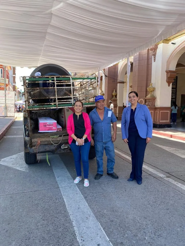 Apoyo a vivienda en Hidalgo: Tere Herrera entrega calentadores y tinacos 1