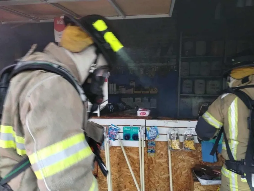 Arde negocio en Prados Verdes de Morelia; solo daños materiales