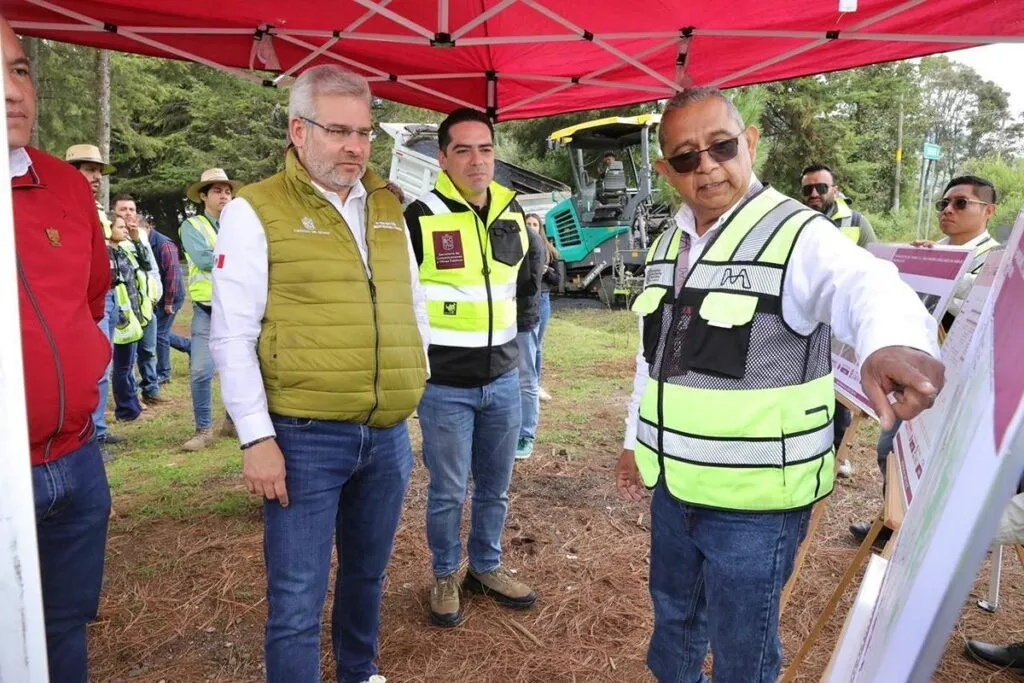 Arranca Bedolla rehabilitación del camino Villa Madero-Tacámbaro
