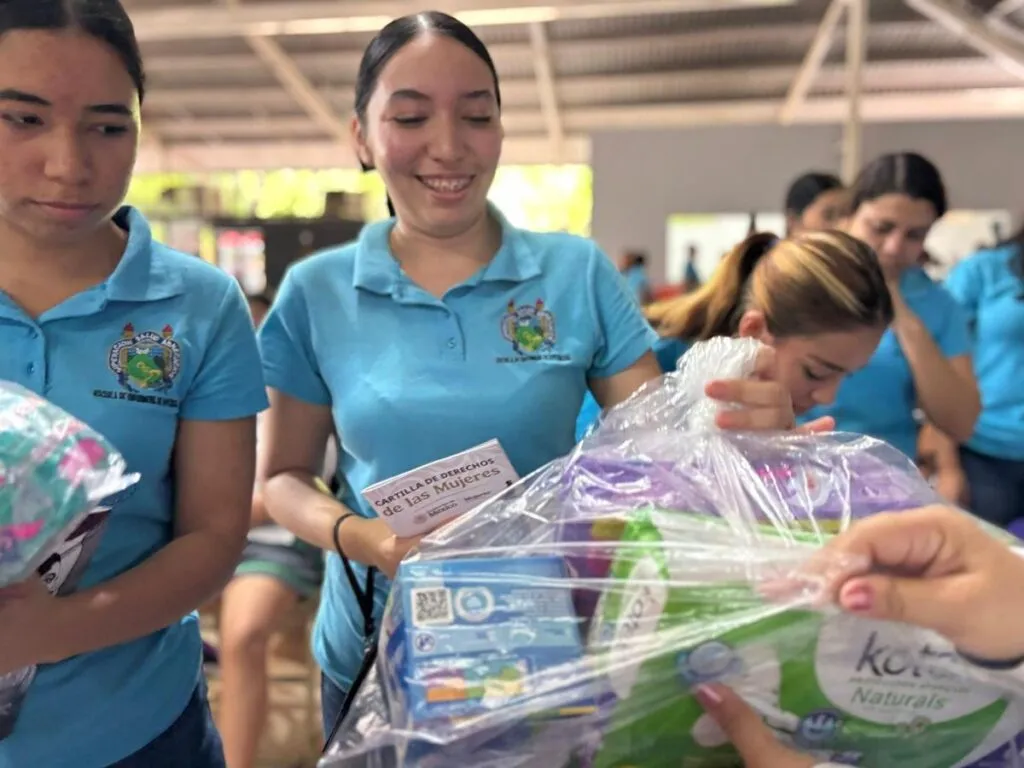 Arrancó caravana Jalo x las Mujeres; llevó productos menstruales a Apatzingán-1