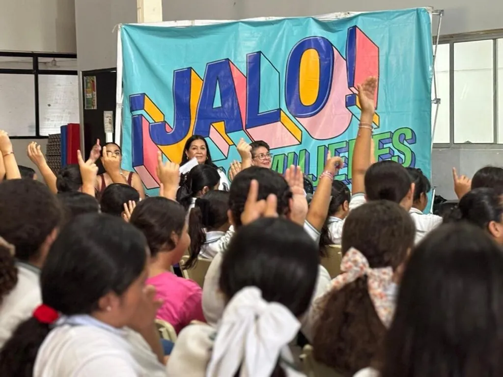 Arrancó caravana Jalo x las Mujeres; llevó productos menstruales a Apatzingán