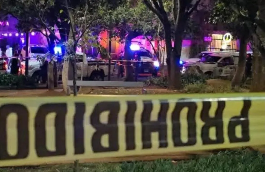 Asesinan a un hombre afuera de un bar en Morelia